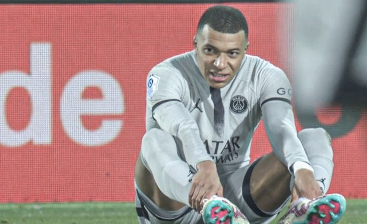 Kylian Mbappe unthinkably missed 2 PKs and a rebound in succession and soccer fans were stunned