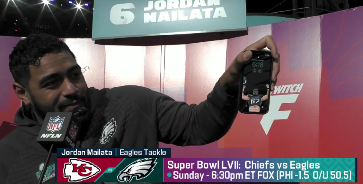 Eagles’ Jordan Mailata has a wholesome screensaver of Jason Kelce on his phone