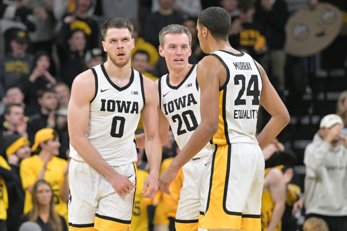 Illinois at Iowa odds, picks and predictions