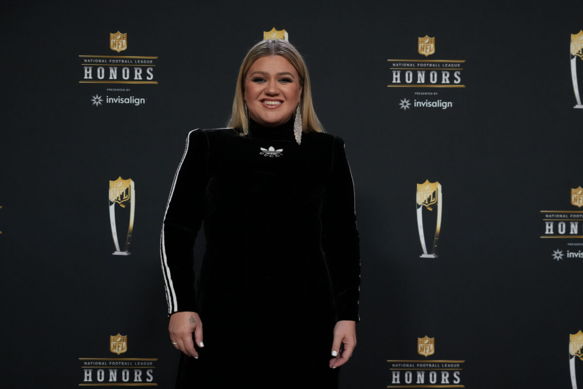 Kelly Clarkson roasts Browns at NFL Honors: ‘restored order to the universe by doing a bunch of dumb Browns stuff’