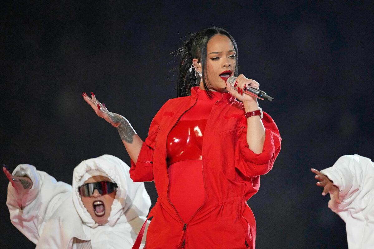 Rihanna rocked the Super Bowl halftime show with no guests, and fans loved it