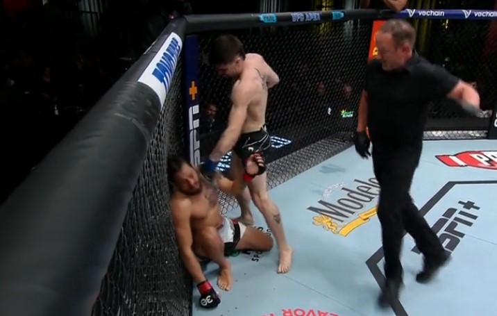 UFC Fight Night 220 video: Trevor Peek wins debut with buzzer-beating knockout