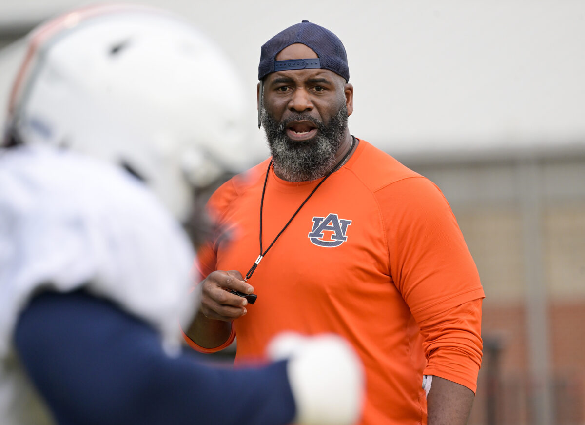 Kendall Simmons to be Auburn’s assistant offensive line coach