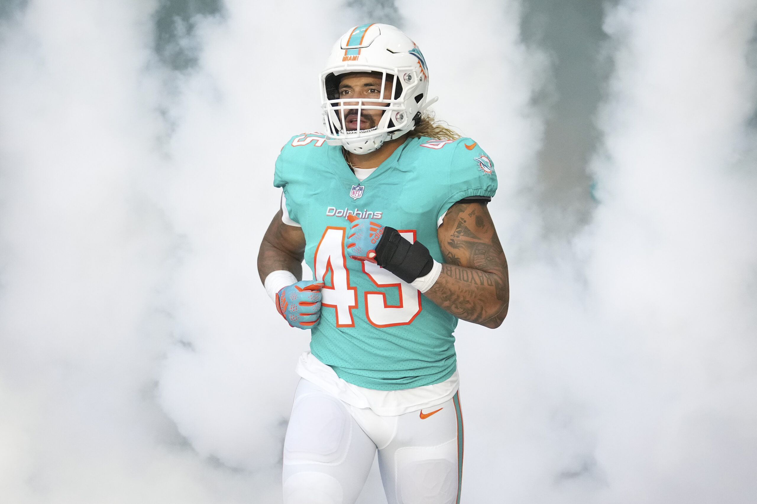 Dolphins to re-sign LB Duke Riley