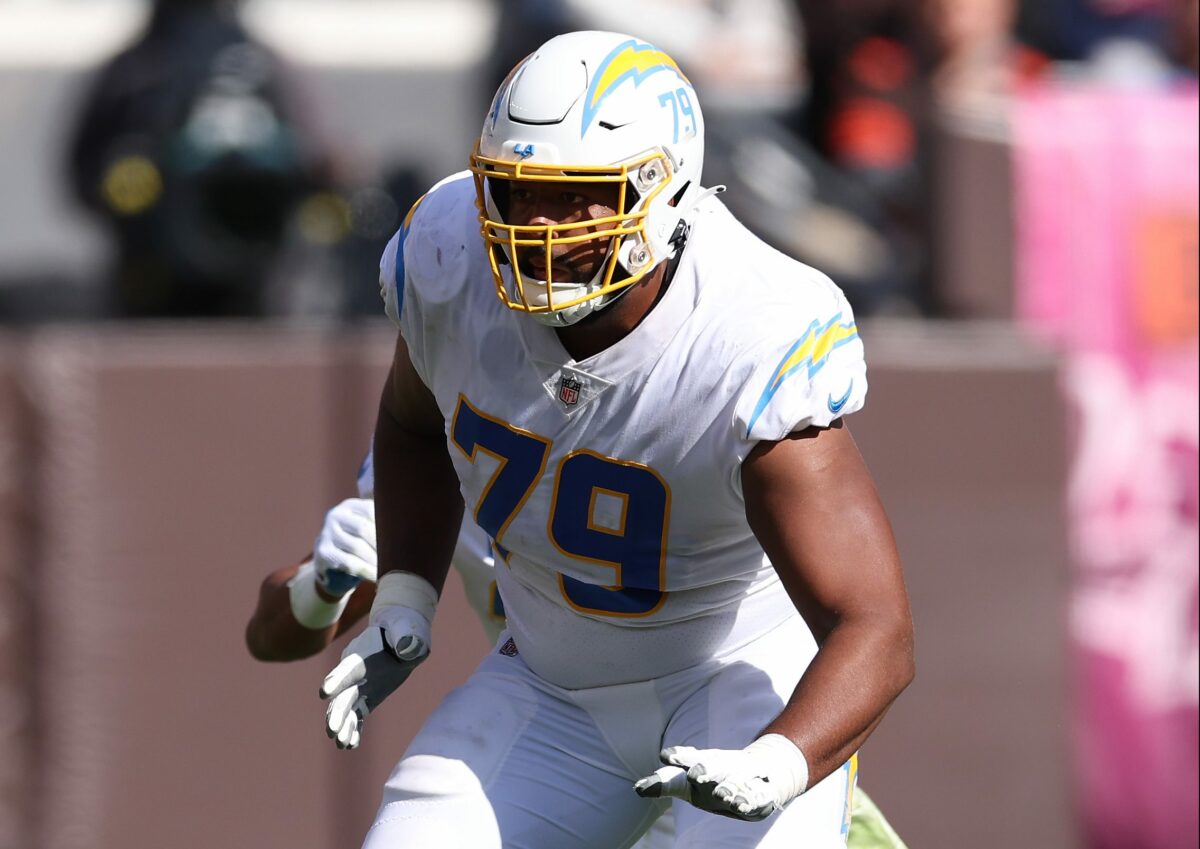 Chargers sign OT Trey Pipkins to three-year extension