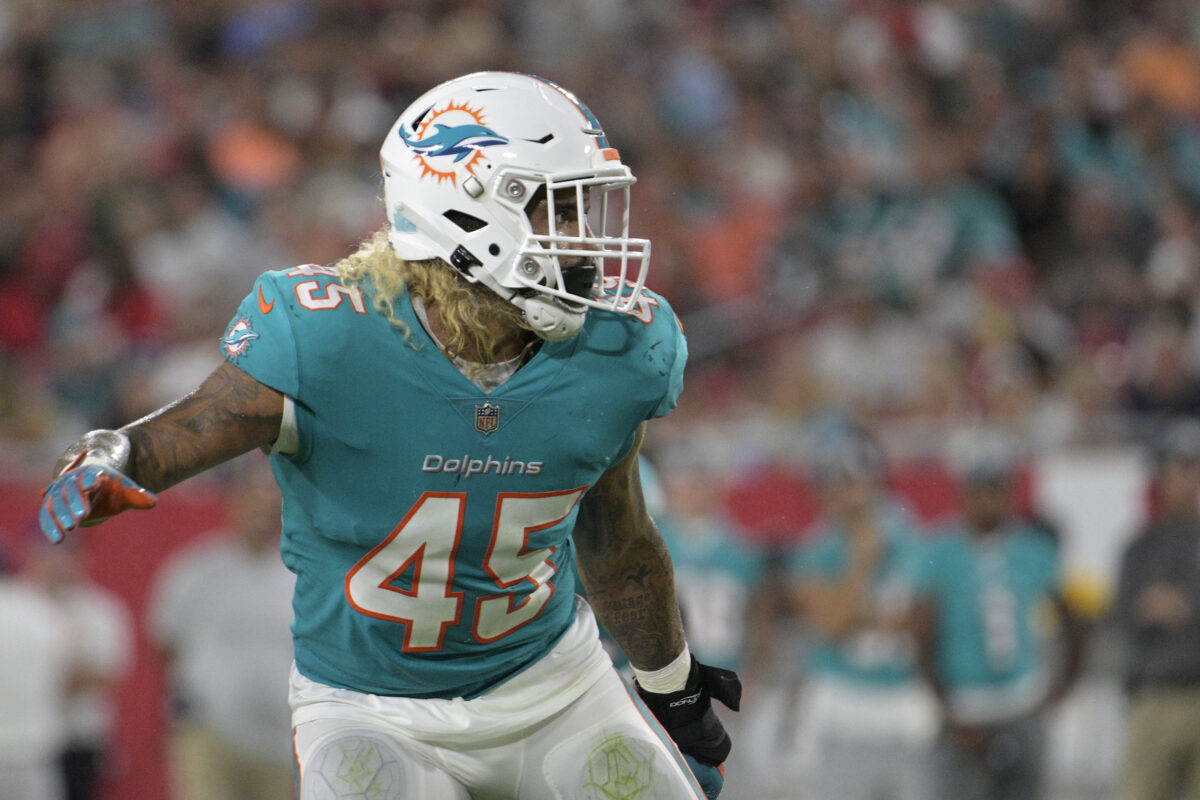 LB Duke Riley reacts to re-signing with Dolphins