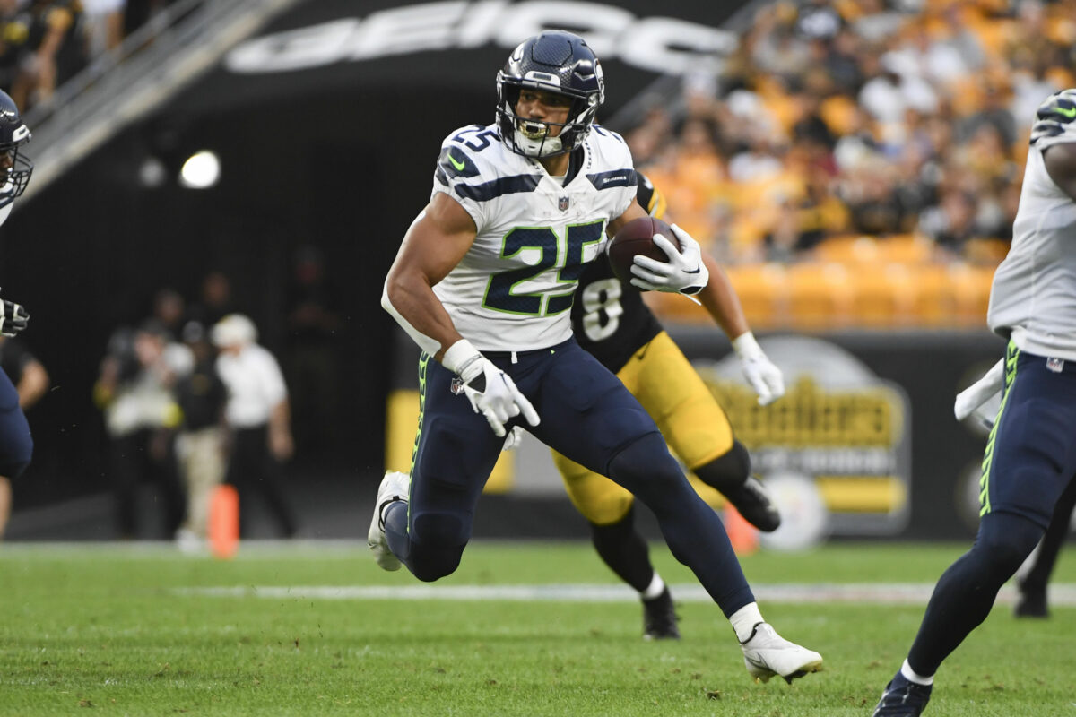 Seahawks running back Travis Homer to sign 2-year deal with Bears