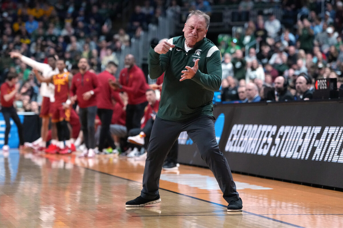 A rage-filled Tom Izzo snapped a poor whiteboard during Michigan State’s 1st-round game