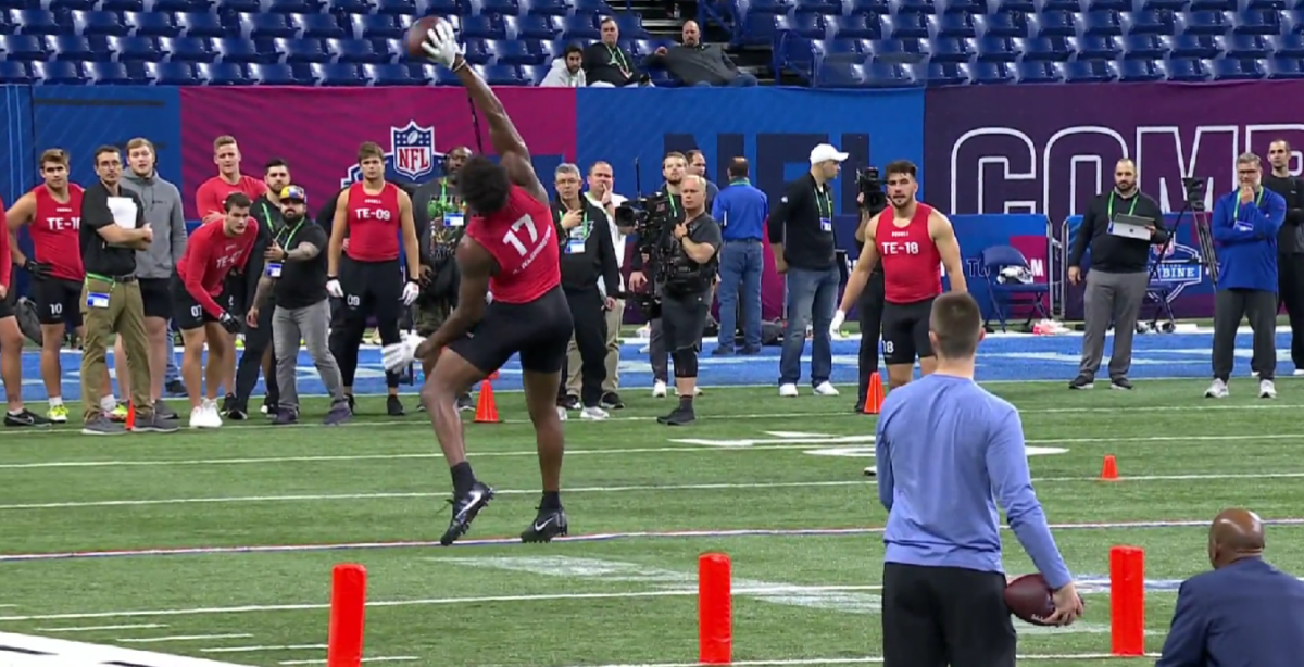 Darnell Washington made an absolutely ridiculous one-handed catch at the NFL Combine