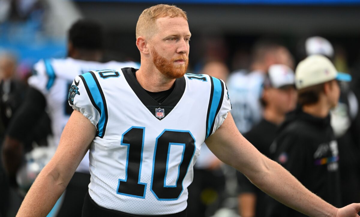 Panthers restructure contract of P Johnny Hekker