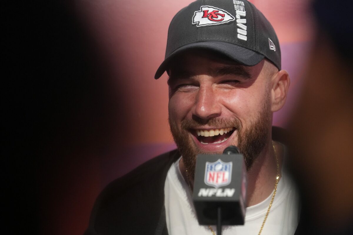 WATCH: Chiefs TE Travis Kelce attempts to name coaches in NFL annual meeting photo