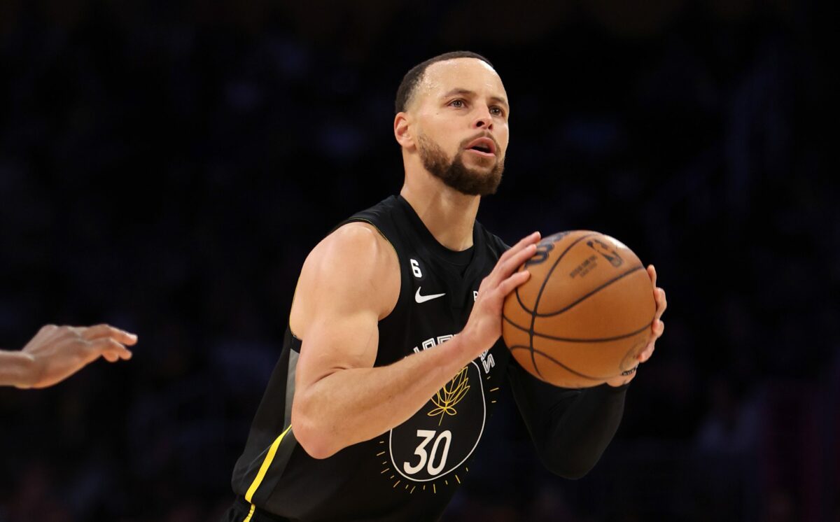 Steph Curry ties a Wilt Chamberlain record for 50-point games, but Warriors lose on the road again