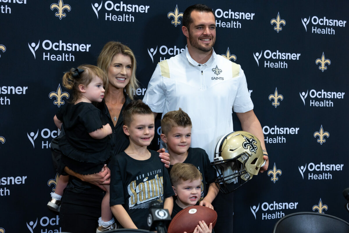 Saints QB Derek Carr and his family draw cheers at Pelicans-Thunder game