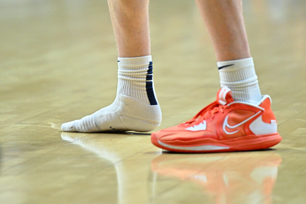 Illinois’ Matthew Mayer played with just one shoe for more than a minute of March Madness