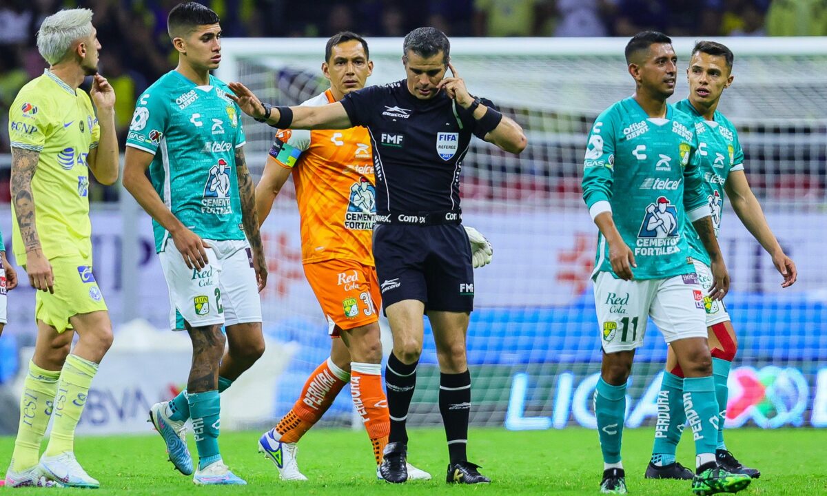 Crotch-kneeing Liga MX referee gets 12-game ban