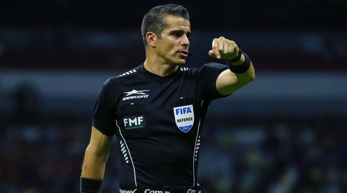 Liga MX referee delivers vigilante justice with knee to Leon player’s crotch