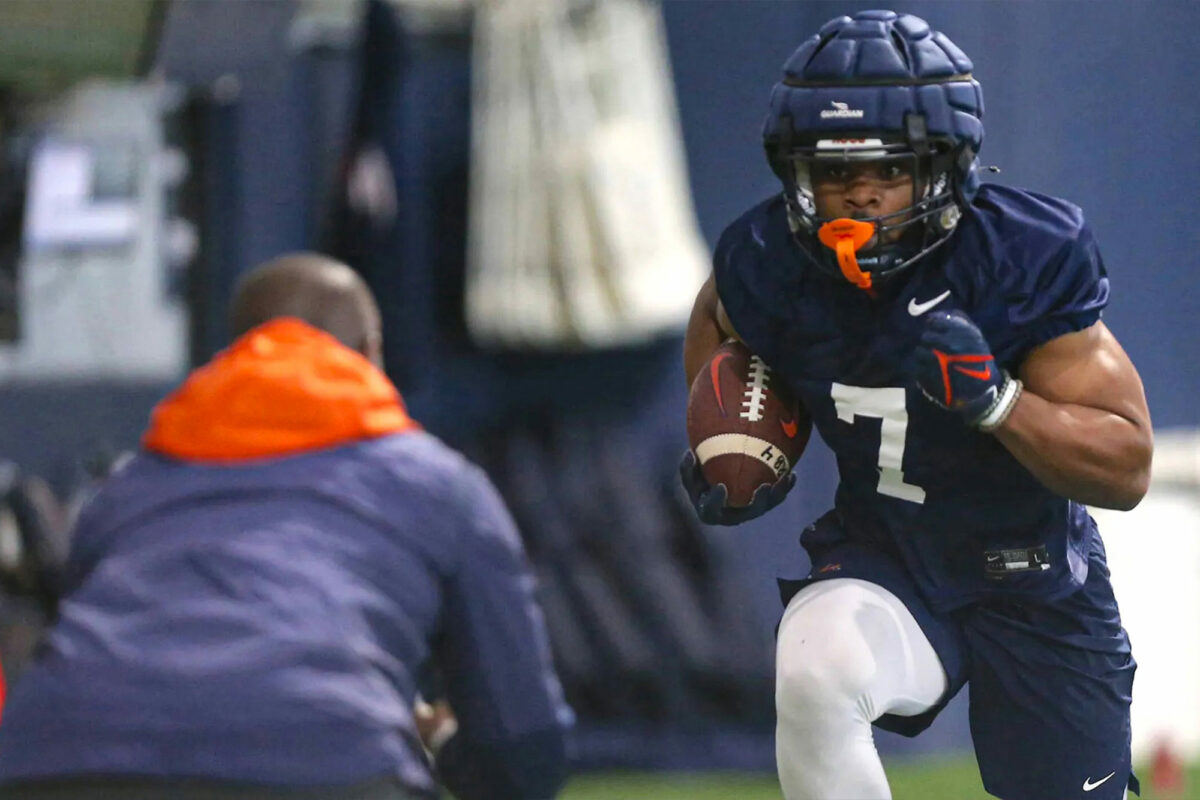 UVA shooting survivor Mike Hollins gets first carry of spring football game