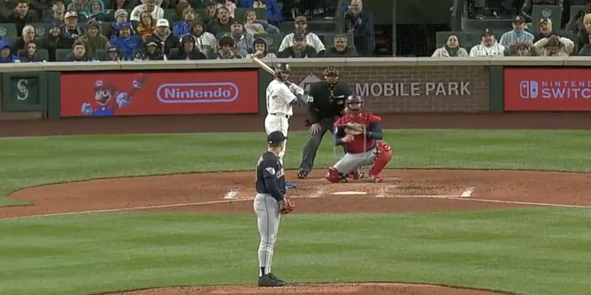 Mariners fans tried to rattle the Guardians by loudly counting down the pitch clock