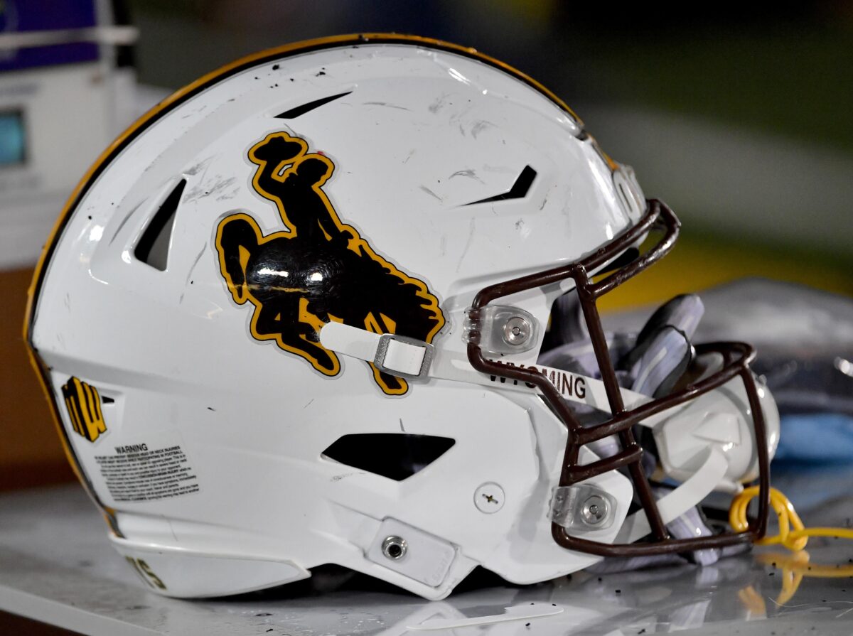 Former Wyoming offensive lineman offered by Tennessee