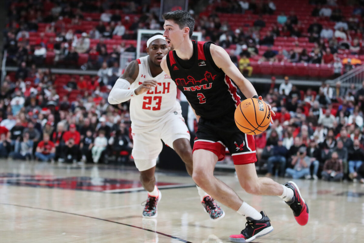 Badgers in contact with Eastern Washington transfer
