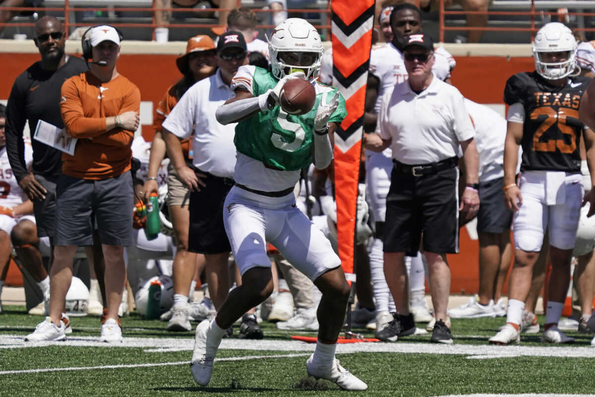 WATCH: Texas WR AD Mitchell snags one-handed touchdown from Quinn Ewers