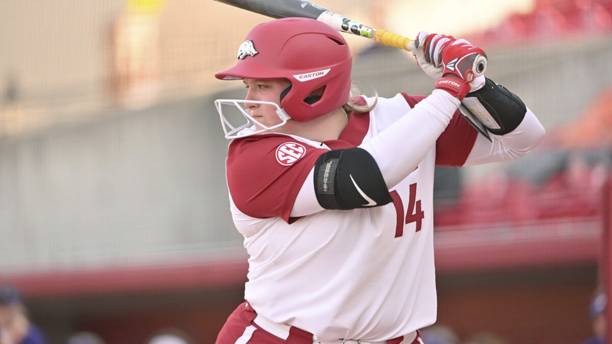 Razorbacks take game two from No. 4 Tennessee