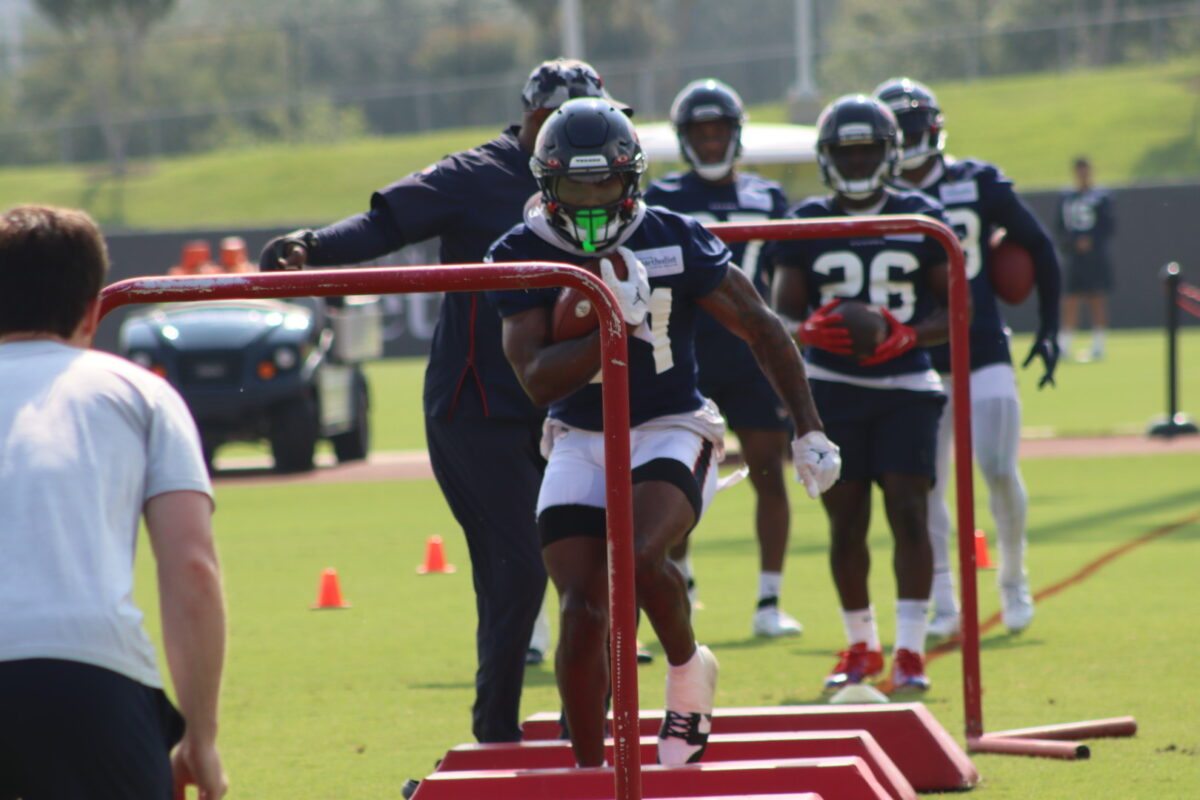 WATCH: Dameon Pierce, Devin Singletary lead Texans’ RB drills at OTAs