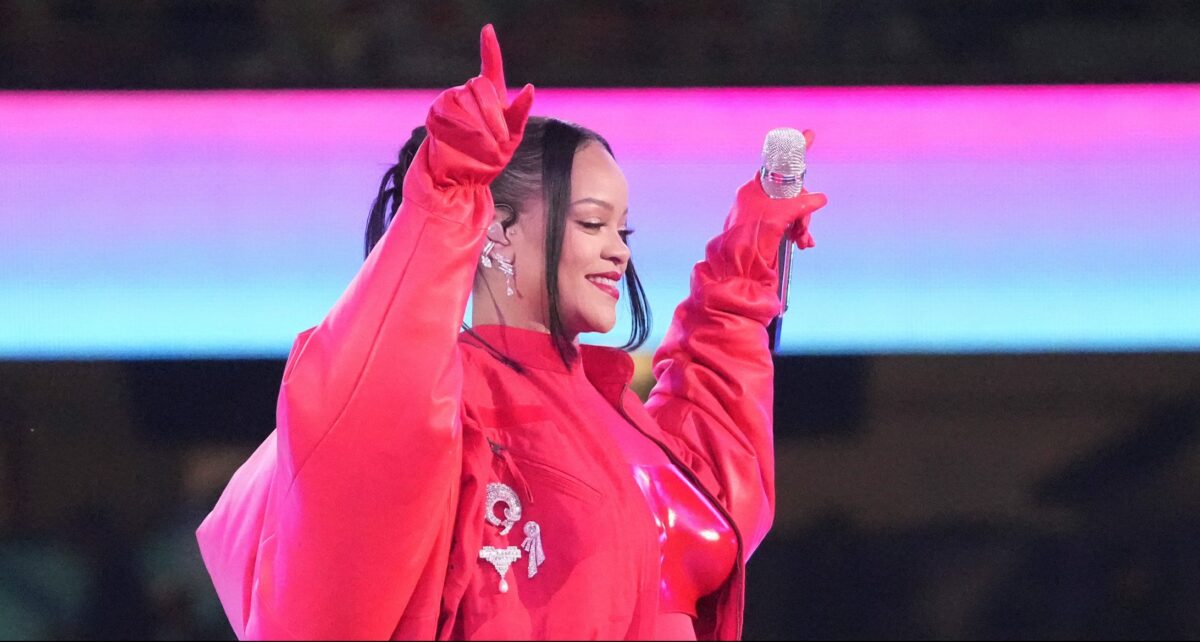 Rihanna wears Panthers jersey, sends fans into frenzy on Twitter