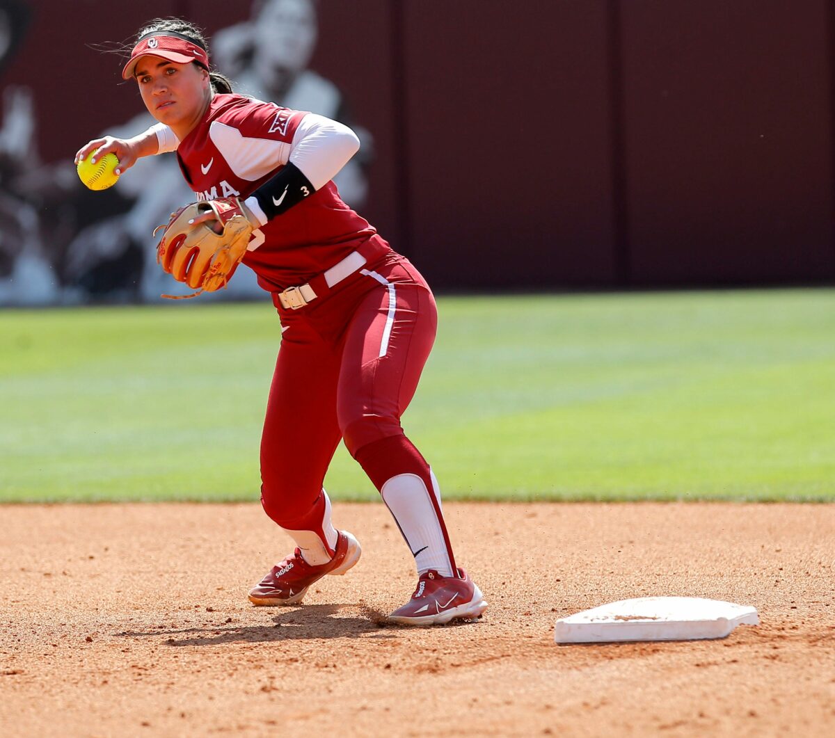 Grace Lyons wins Gold Glove Award and 5 Sooners named NFCA All-Americans
