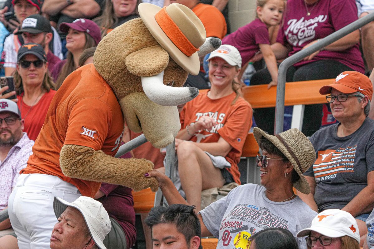Texas and Tennessee to meet in softball super regionals