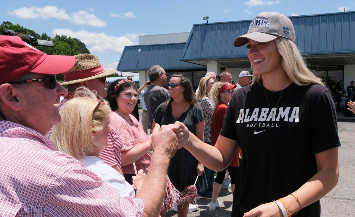 LOOK: Alabama softball team greets fans before flying to OKC for WCWS