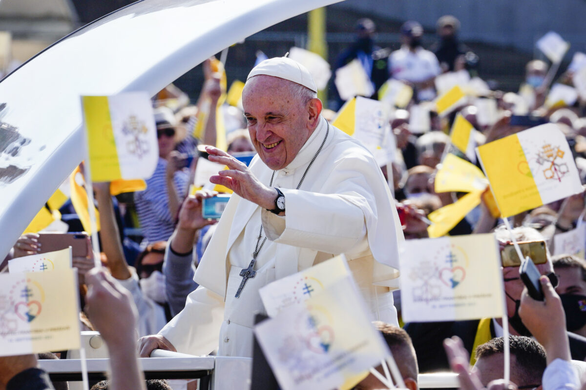 Pope Francis accidentally uses the Saints’ fleur-de-lis logo — again