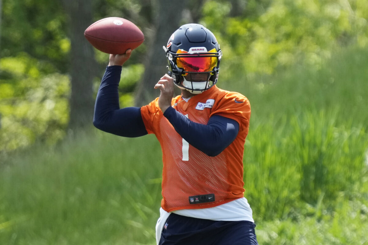 WATCH: Justin Fields finds Robert Tonyan for one-handed touchdown at Bears minicamp
