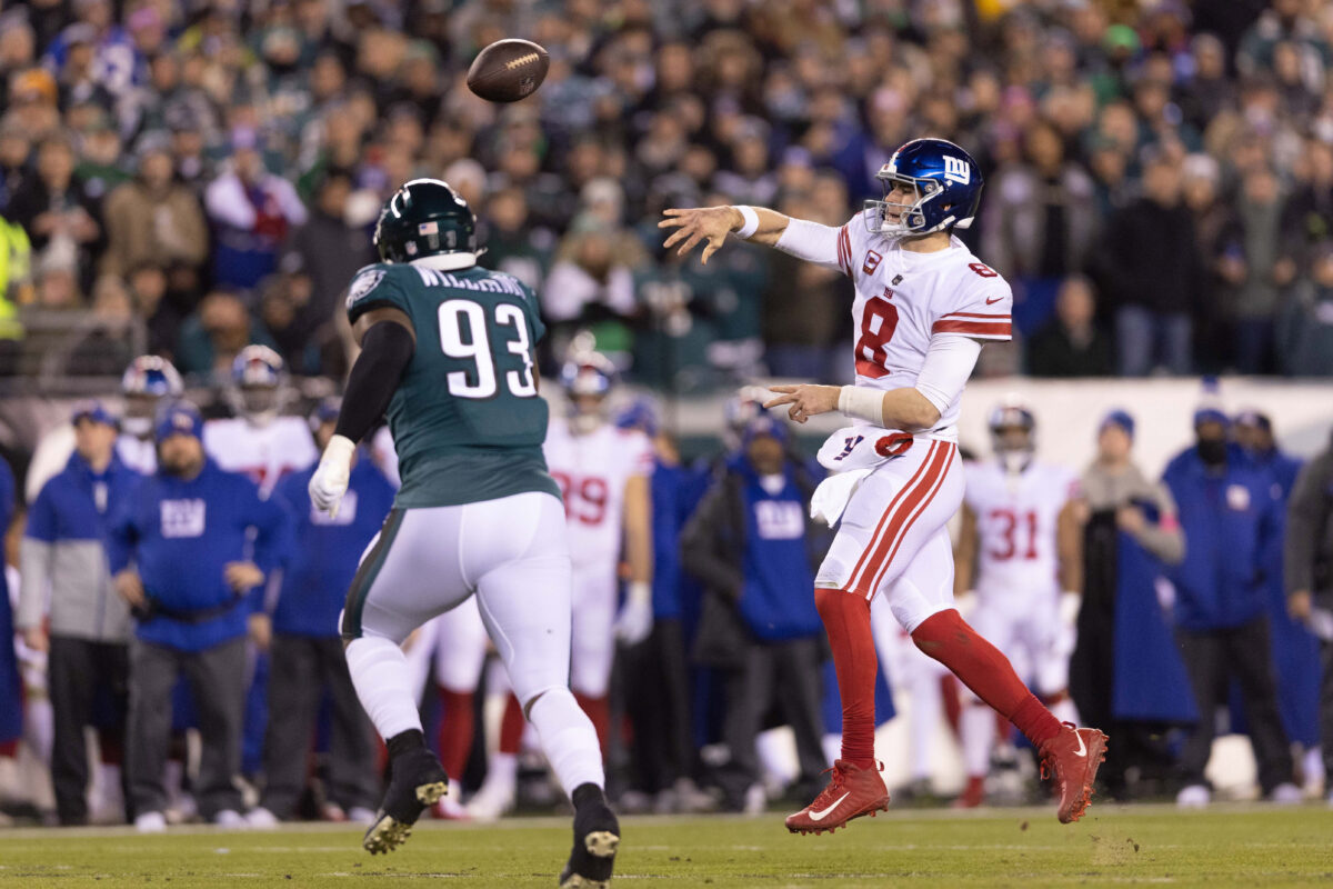 See it: Zach Bryan trolls Giants’ Daniel Jones with a ‘Go Birds!’