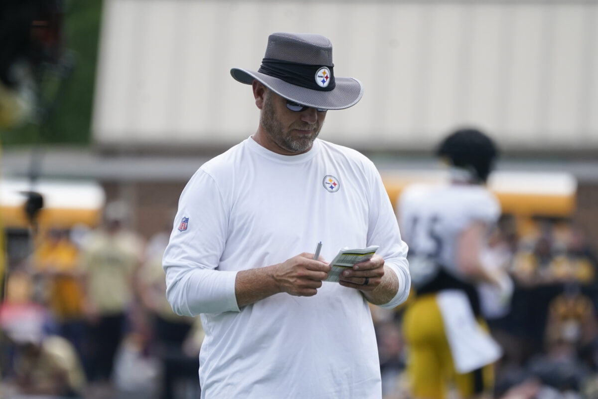 Steelers OC Matt Canada signed a toilet seat for fan at training camp