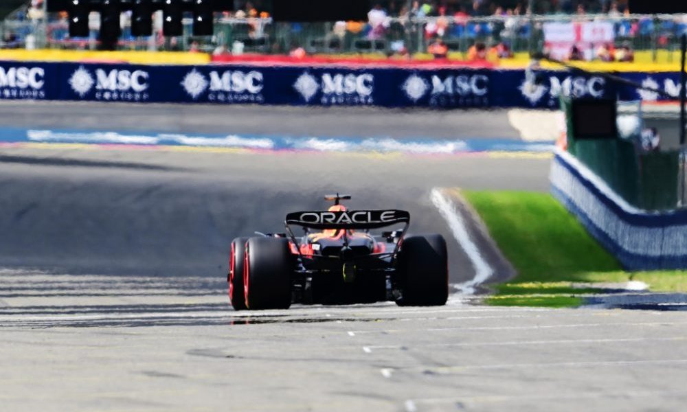 Hamilton jokes that Verstappen’s ‘having a smoke and a pancake’ amid dominance