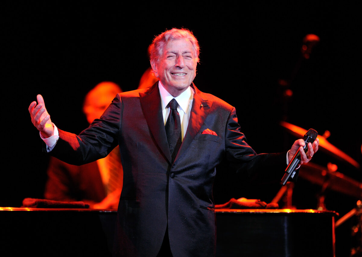 Watch Tony Bennett sing beautifully without a mic in huge venues late in his amazing career