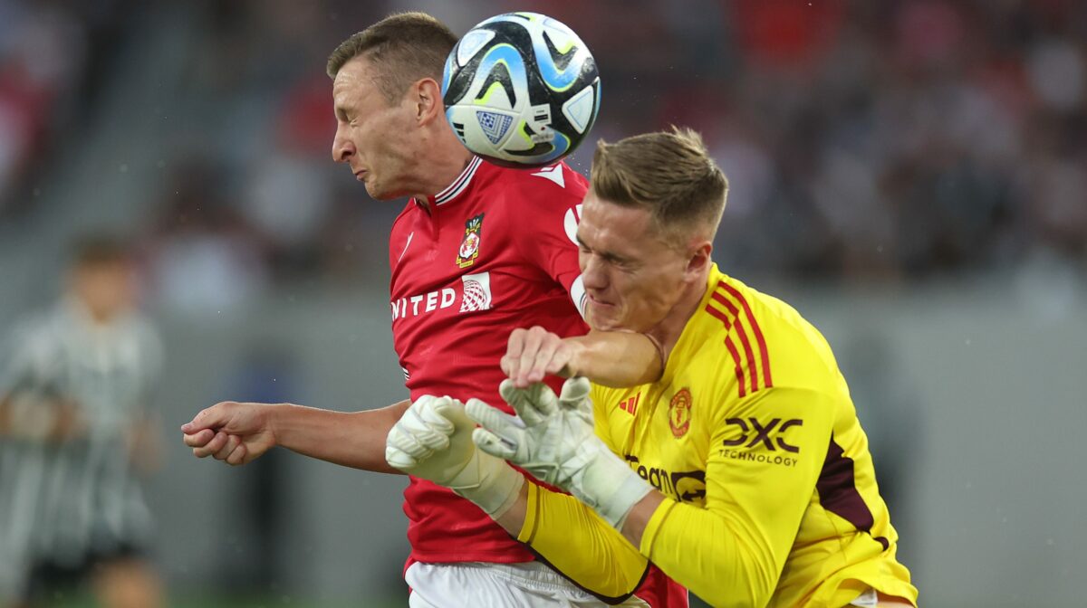 Wrexham coach vaguely threatens Man Utd GK after Mullin left with punctured lung