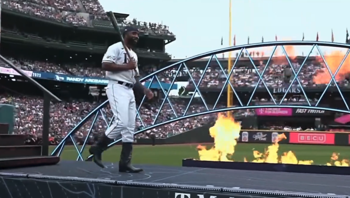 Randy Arozarena wore his iconic cowboy boots for his Home Run Derby intro and MLB fans loved it