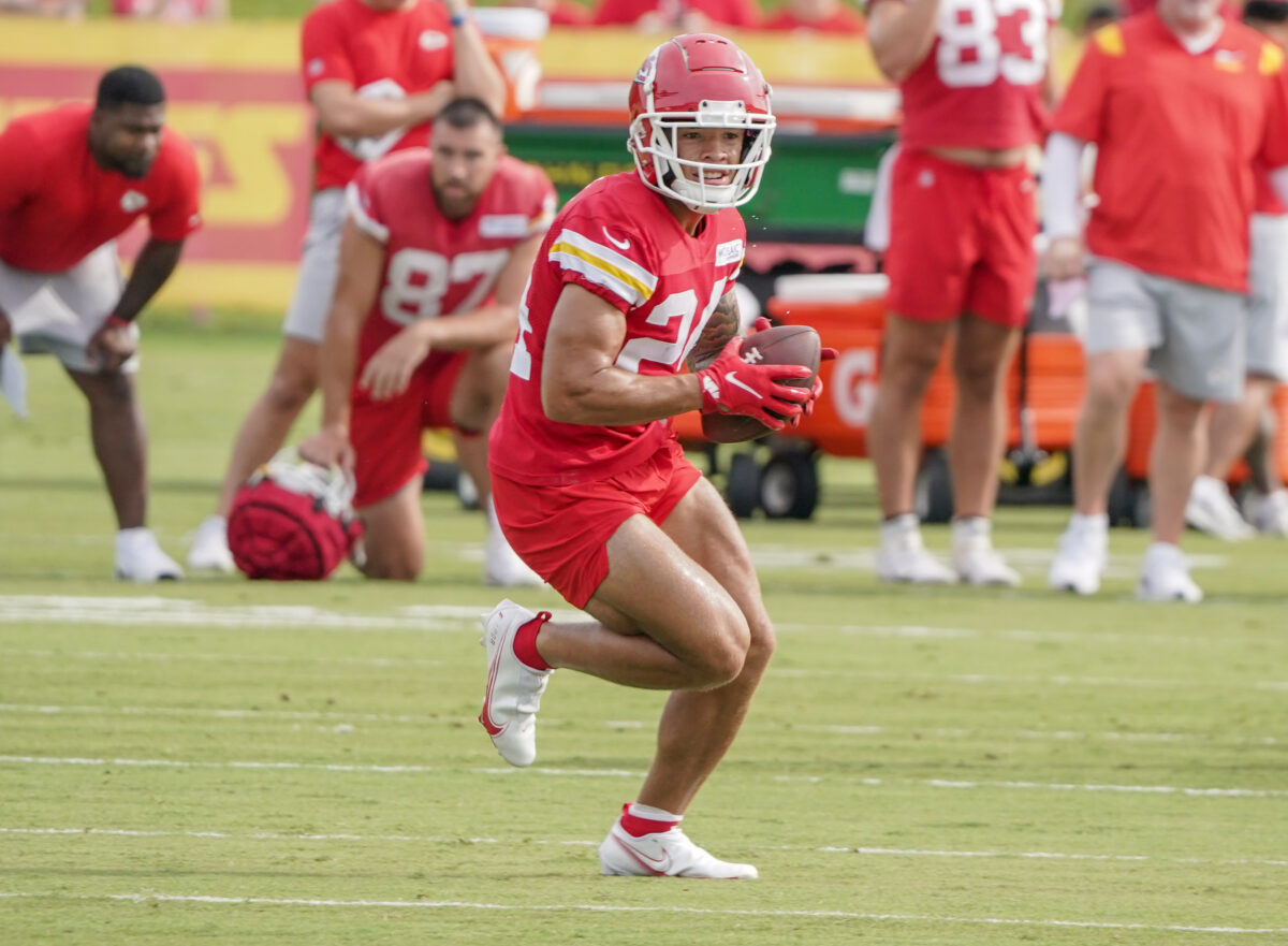 WATCH: Skyy Moore takes direct-snap at Chiefs’ rainy Monday practice