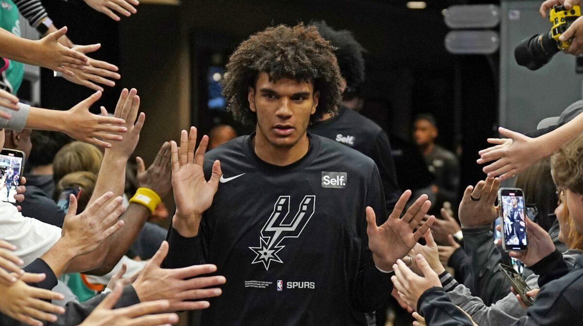 Report: Spurs sign Dominick Barlow to two-way contract