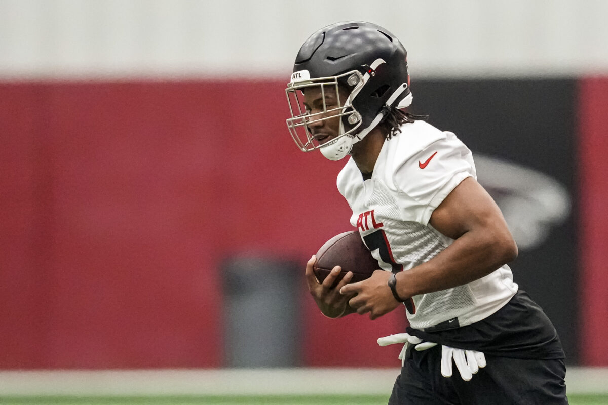 WATCH: Falcons RB Bijan Robinson goes viral after shaking defender