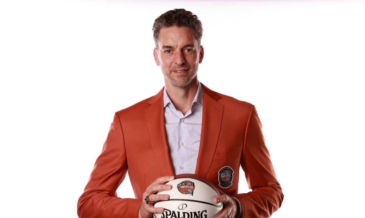 Watch: Pau Gasol gets jacket and ring at Hall of Fame