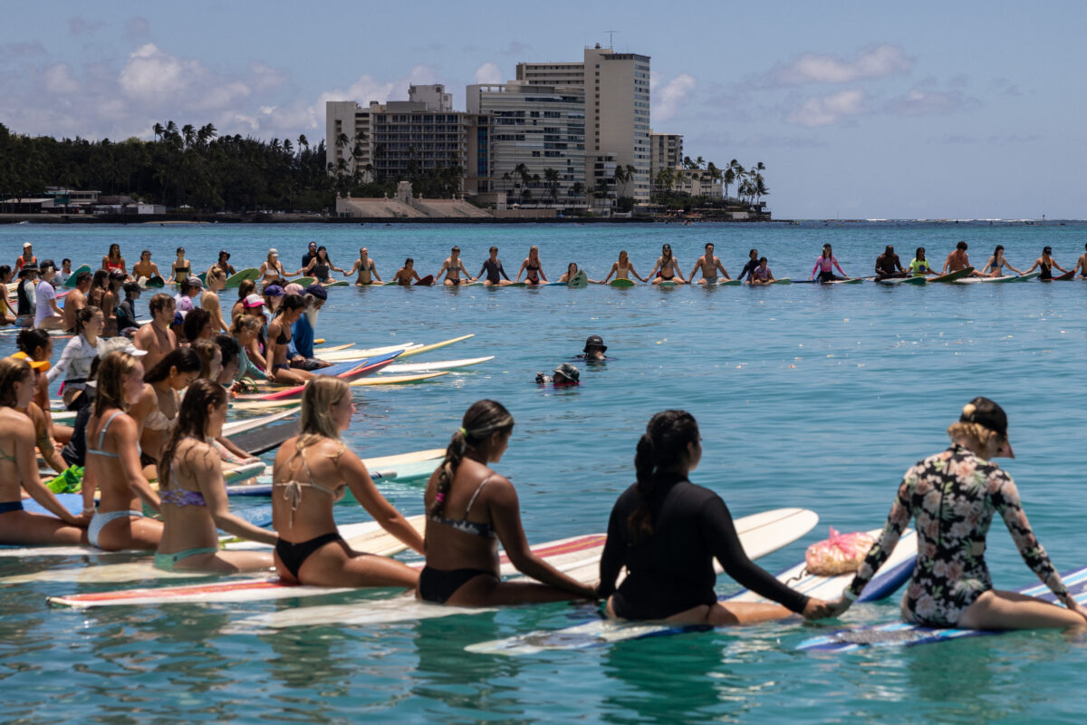 Powerful images from community paddle out to honor Maui Fire victims