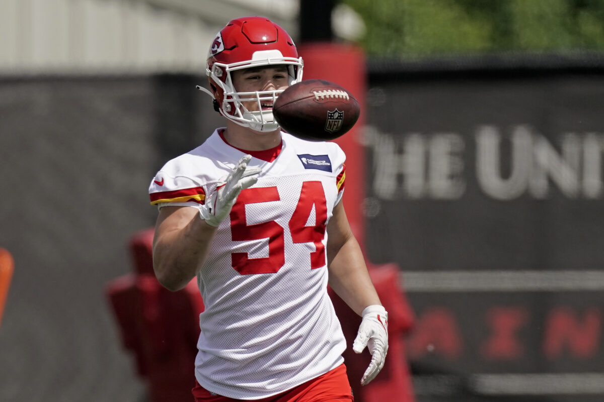 LOOK: Chiefs LB Leo Chenal recovers fumble vs. Browns
