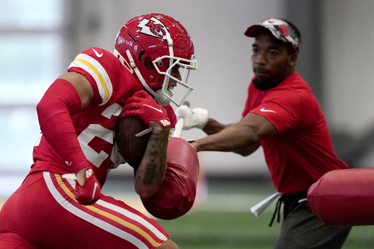 WATCH: Chiefs WR Skyy Moore takes end-around run at training camp