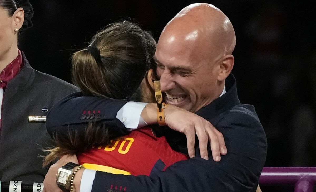 Rubiales changes tune, apologizes for kissing Hermoso after World Cup final