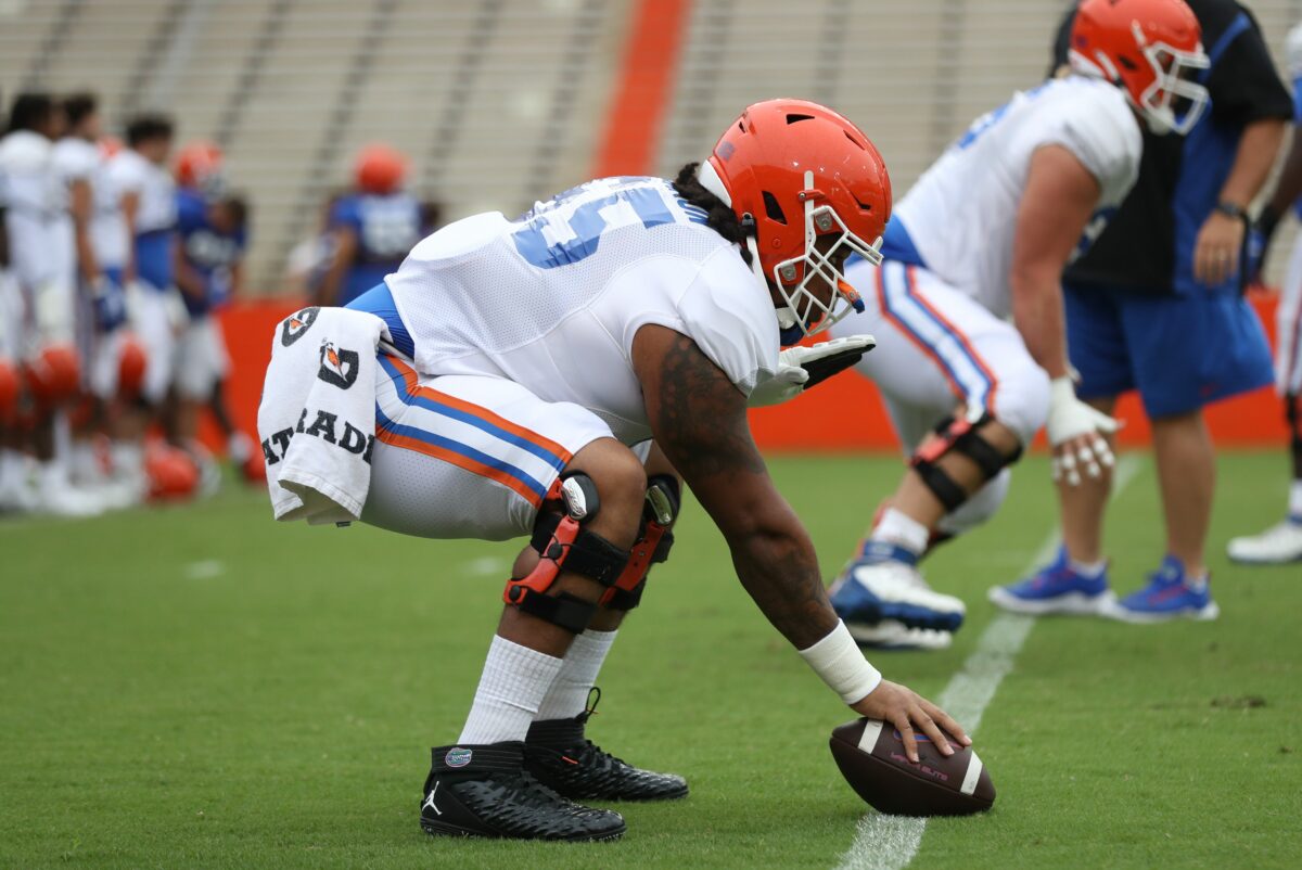 Florida football’s starting center sustains a lower-body injury