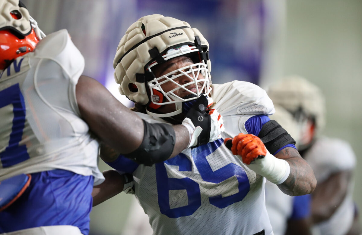 Florida football’s starting center remains day-to-day with injury
