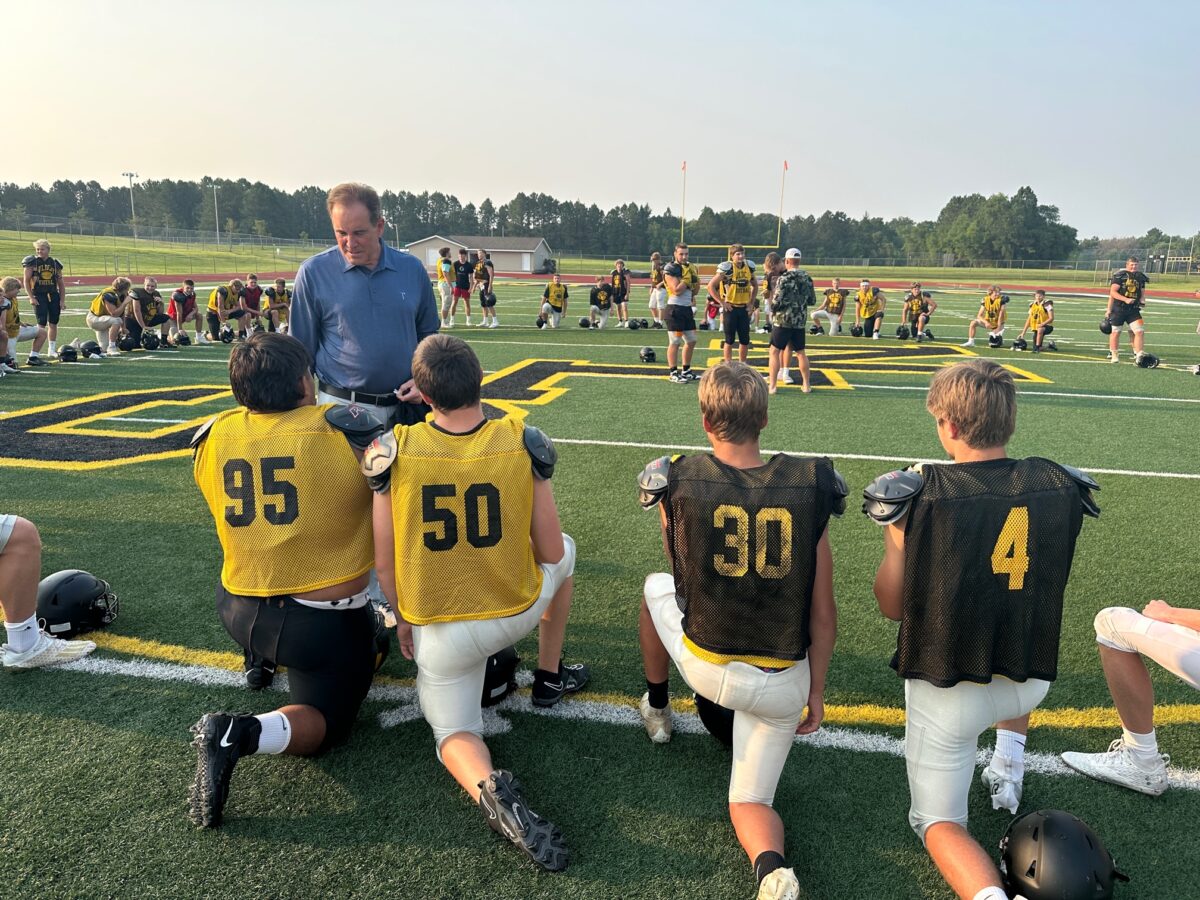 Watch: Jim Nantz surprises Minnesota high school football team at practice